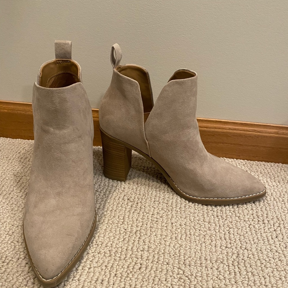Universal Thread booties 9 EUC